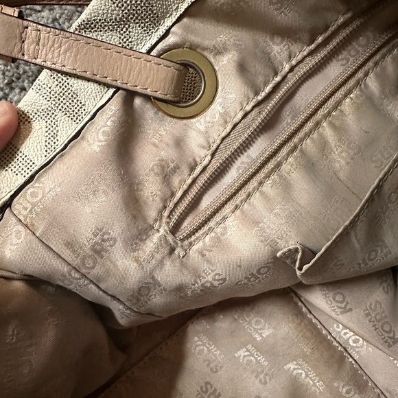 Michael Kors tote. Great condition. 1 mark shown in pictures. Authentic - Picture 3 of 6